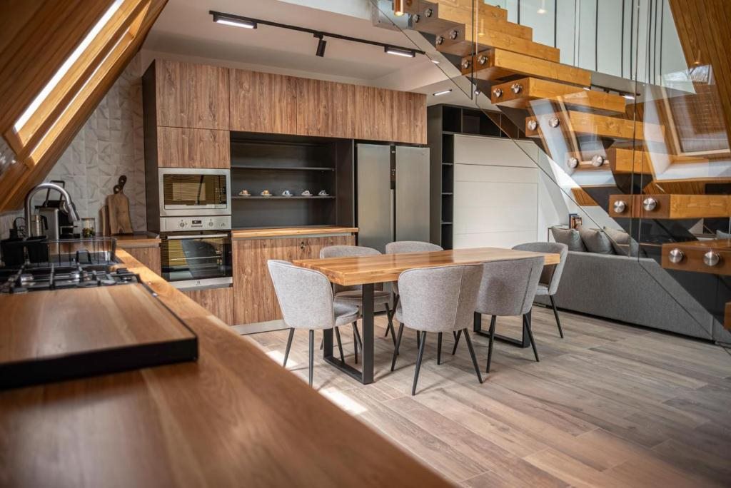 Bucătăria open-space și masa de dining din AVA Chalet