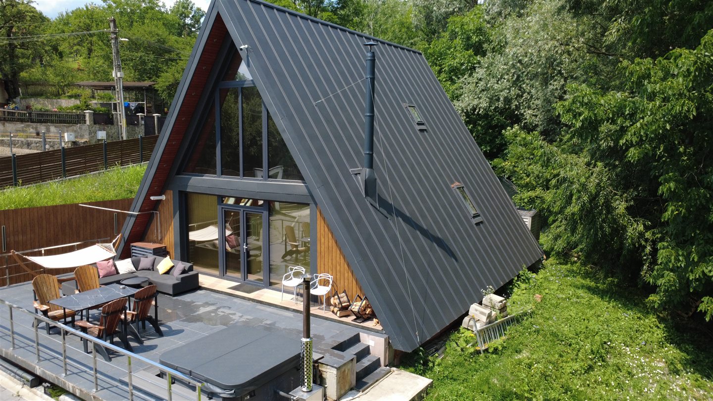 Exteriorul AVA Chalet înconjurat de grădină și copaci