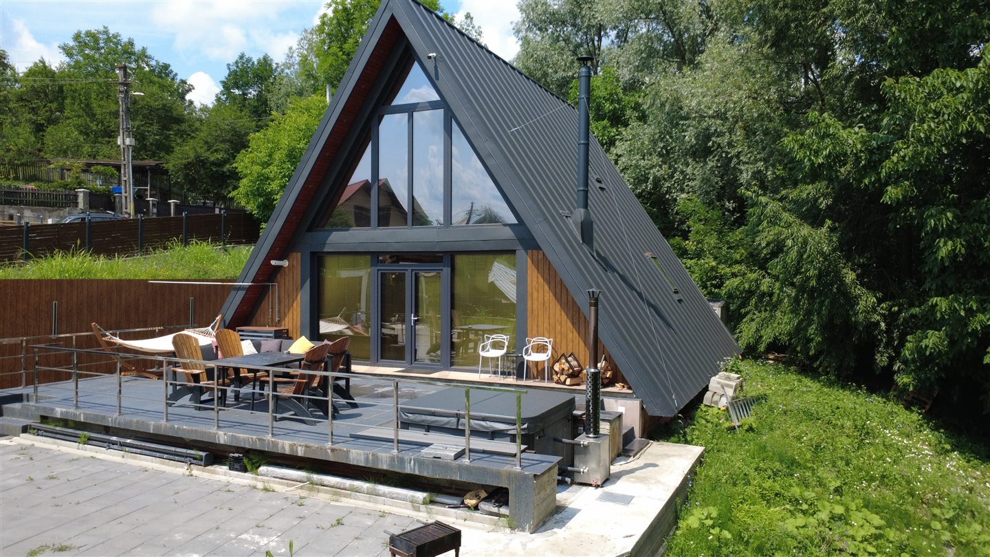 Fațada A-frame a chaletului AVA din Comarnic