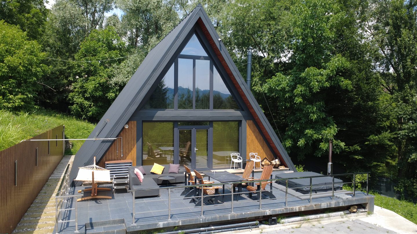 Terasa AVA Chalet cu șezlonguri și masă de exterior