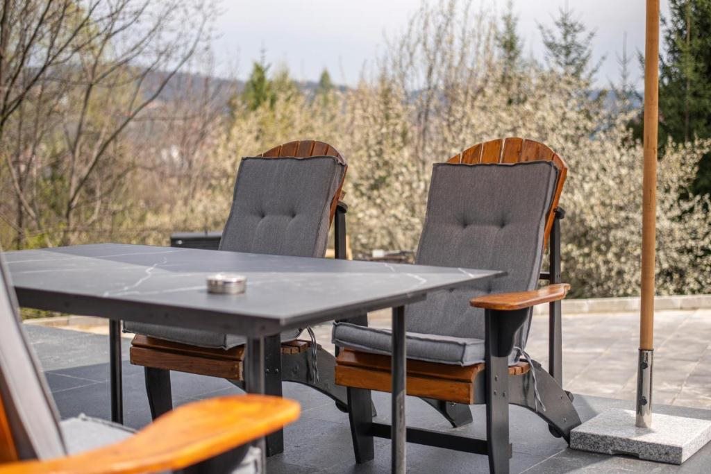 Masă de exterior pe terasa chaletului, pregătită pentru cafea
